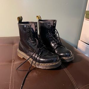 Doc Martens 1460 WOMEN'S PATENT LEATHER LACE UP BOOTS. Barely Used